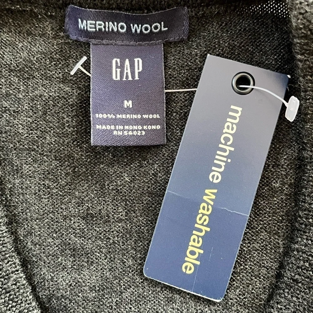 NWT Gap Men’s 100% Merino Wool Charcoal V Neck Sweater Size M Preppy Classic